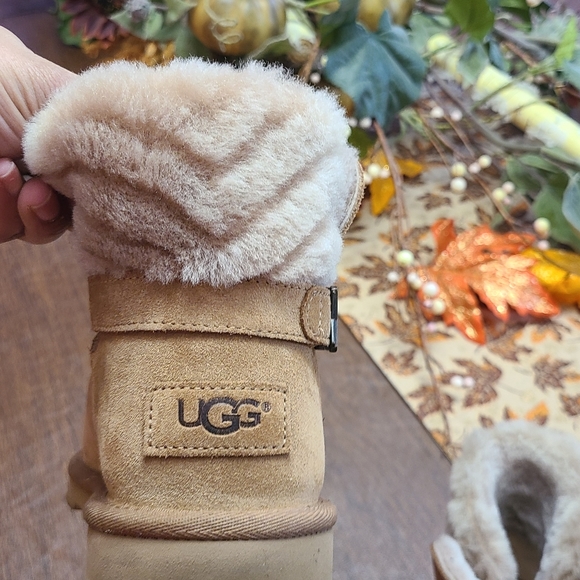 UGGS - Picture 5 of 5